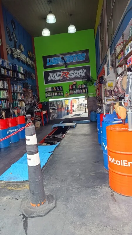 Interior de Lubricentro Morgan